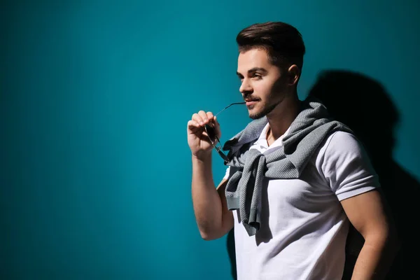 Elegante Hombre Guapo Sobre Fondo Color —  Fotos de Stock