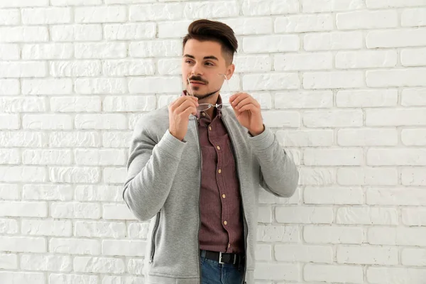 Elegante Hombre Guapo Cerca Pared Ladrillo Blanco — Foto de Stock