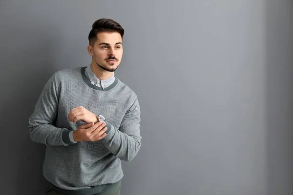 Stilvoller Schöner Mann Auf Grauem Hintergrund — Stockfoto