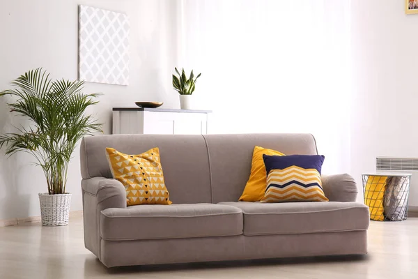 Güzel oda rahat kanepe ile iç