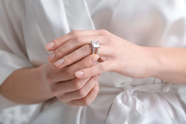 Hermosa Mujer Joven Con Anillo Elegante Primer Plano —  Fotos de Stock