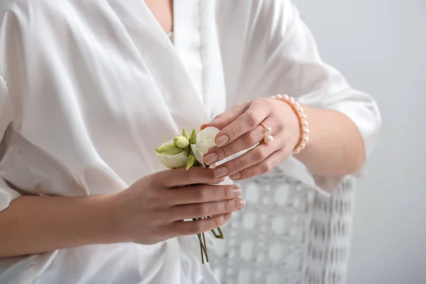 Hermosa Mujer Joven Con Joyas Elegantes Flores — Foto de Stock