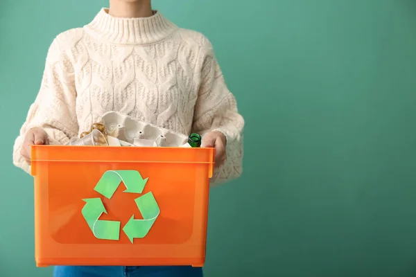 Femme Tenant Boîte Avec Poubelle Sur Fond Couleur Concept Recyclage — Photo