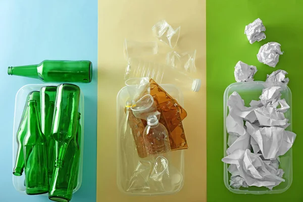背景色に別の並べ替えられたゴミ リサイクルの概念 — ストック写真