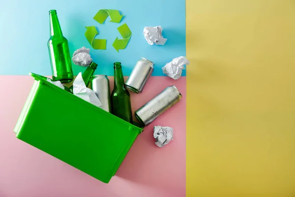 Коробка Сміттям Кольоровому Фоні Концепція Переробки — стокове фото