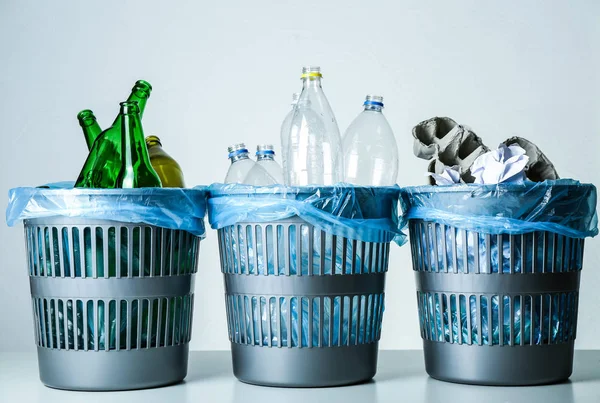 Lixo Diferente Fundo Branco Conceito Reciclagem — Fotografia de Stock