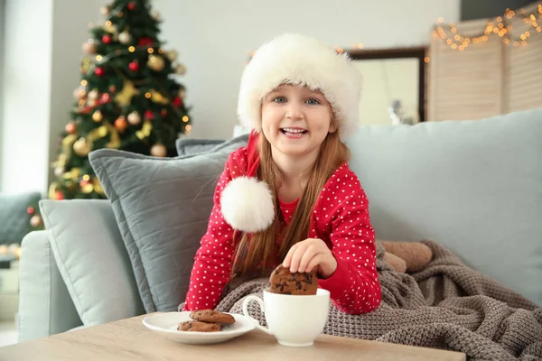 Cute Little Girl Santa Hat Drinking Hot Chocolate Eating Cookies — Stock Photo, Image