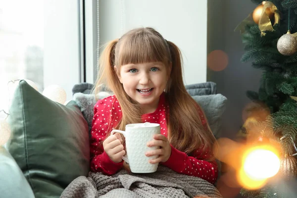 クリスマスイブに自宅でホットチョコレートを飲むかわいい女の子 — ストック写真