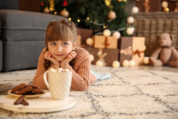 Ładna Dziewczynka Gorącej Czekolady Ciastek Domu Boże Narodzenie — Zdjęcie stockowe