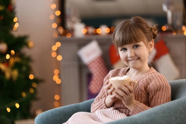 クリスマスイブに自宅でホットチョコレートを飲むかわいい女の子 — ストック写真