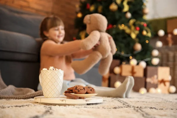 Xícara Chocolate Quente Prato Com Biscoitos Chão Quarto Menina — Fotografia de Stock