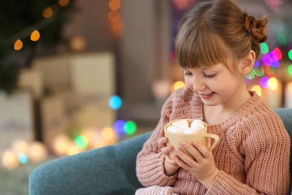 Linda Niña Bebiendo Chocolate Caliente Casa Víspera Navidad — Foto de Stock