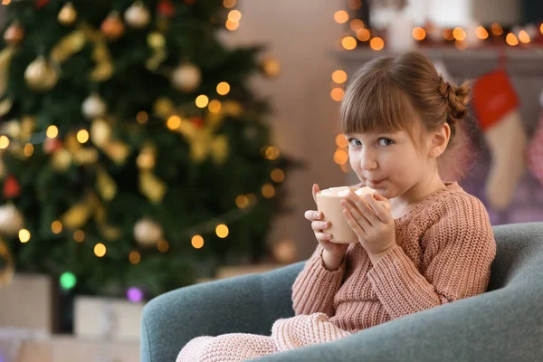 Menina Bonito Beber Chocolate Quente Casa Véspera Natal — Fotografia de Stock