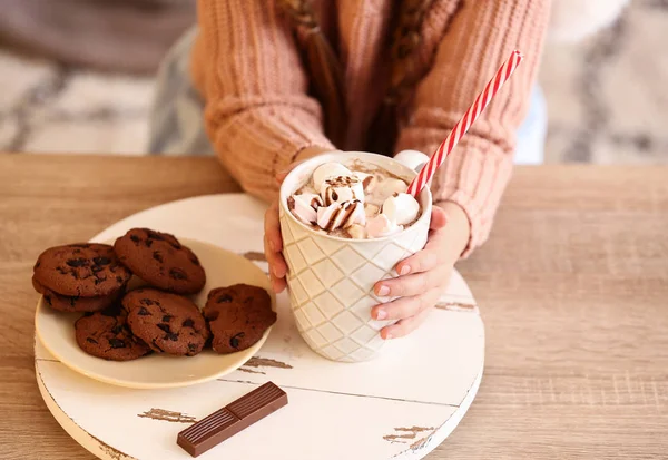 Menina Bonito Com Chocolate Quente Biscoitos Mesa — Fotografia de Stock