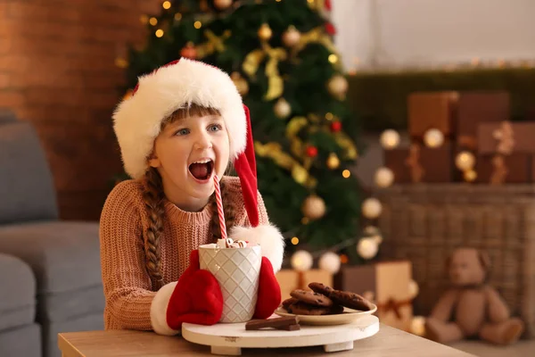 Ładna Dziewczynka Santa Hat Gorącej Czekolady Ciastek Domu Boże Narodzenie — Zdjęcie stockowe