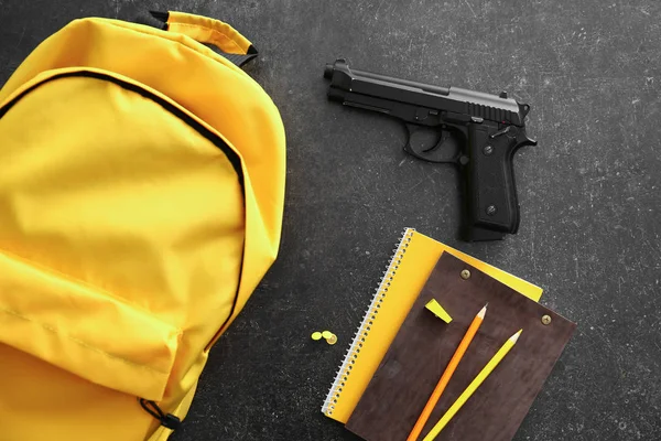 バックパック 文房具 暗い背景にピストル 学校で銃 — ストック写真