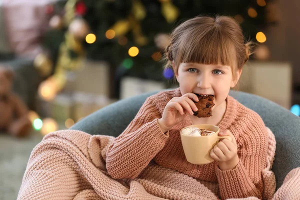 Linda Niña Bebiendo Chocolate Caliente Comiendo Galletas Casa Nochebuena — Foto de Stock