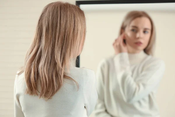 Hermosa Joven Mirando Reflejo Espejo — Foto de Stock