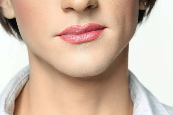 Jeune Homme Transgenre Avec Rouge Lèvres Rose Sur Fond Blanc — Photo