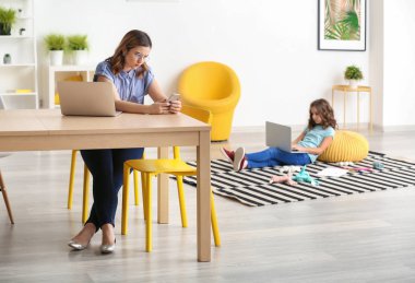 Evde çalışan kızı olan meşgul bir anne.