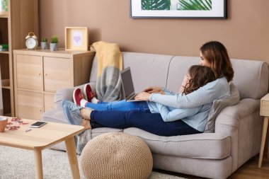 Evde çalışan kızı olan meşgul bir anne.