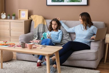 Evde çalışan kızı olan meşgul bir anne.