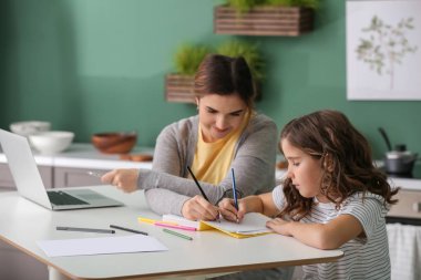 Evde çalışan kızı olan meşgul bir anne.