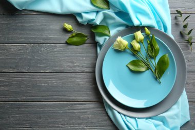 Ahşap arka plan üzerinde çiçek dekorasyonu ile Tablo ayarı