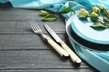 Ahşap arka plan üzerinde çiçek dekorasyonu ile Tablo ayarı