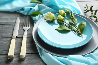 Ahşap arka plan üzerinde çiçek dekorasyonu ile Tablo ayarı