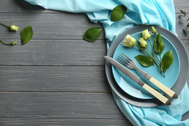 Ahşap arka plan üzerinde çiçek dekorasyonu ile Tablo ayarı