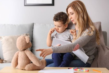 Sevimli küçük oğluyla Evde Genç Anne