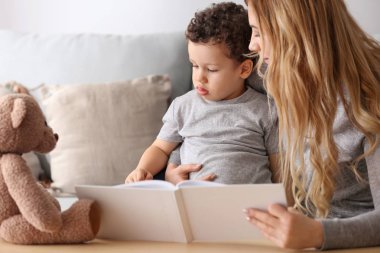 Sevimli küçük oğluyla Evde Genç Anne