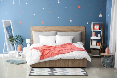 Güzel, modern bir yatak odası.