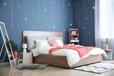 Güzel, modern bir yatak odası.