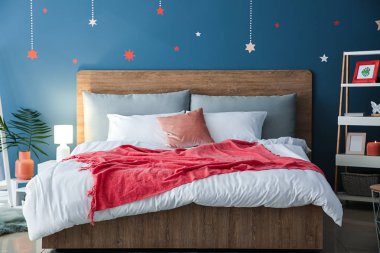 Güzel, modern bir yatak odası.