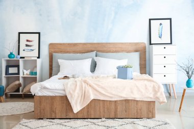 Güzel, modern bir yatak odası.