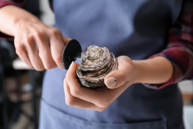 Çiğ istiridye bıçakla, closeup açılış kadın