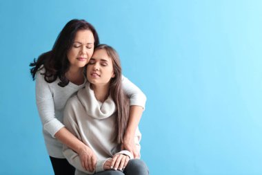 Annesi renk arka plan üzerinde olan kadın portresi