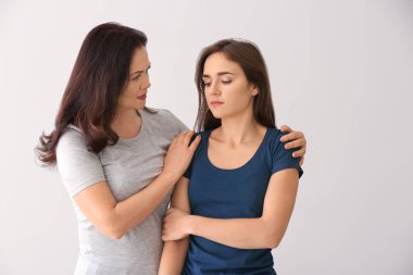 Annesi ışık arka plan üzerinde olan kadın portresi