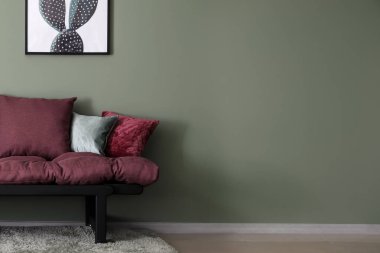 Odadaki modern rahat kanepe