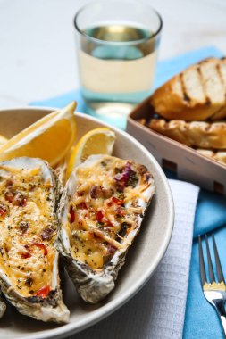 Lezzetli Fırında İstiridye tablo ile plaka