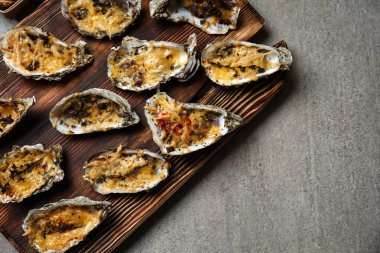 Lezzetli Fırında İstiridye gri tablo ile ahşap tahta