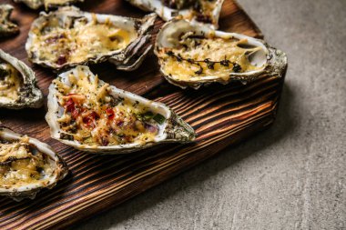 Lezzetli Fırında İstiridye gri tablo ile ahşap tahta