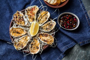 Lezzetli fırında istiridye ve masada sos ile plaka