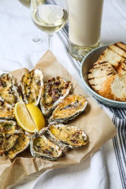 Kızarmış ekmek ve masada beyaz şarap lezzetli pişmiş istiridye