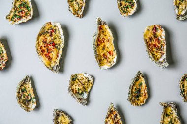 İstiridye gri arka plan üzerinde pişmiş lezzetli