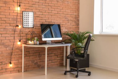 Şık çalışma alanı yakınındaki duvara modern bilgisayar ile