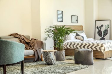 Modern konforlu odanın içi