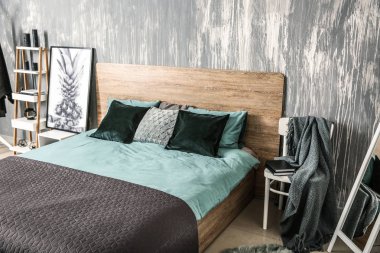 Modern konforlu yatak odası.